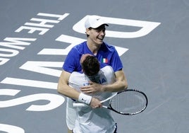 Jannik Sinner celebra el título de 2023 de Italia en la Copa Davis en Málaga.