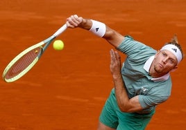 Un servicio de Davidovich en el duelo ante Rublev en Madrid hace días.