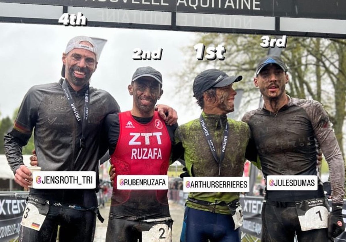 Los cuatro primeros clasificados en la prueba convertida en un duatlón cross por las bajas temperaturas del lago en el que se iba a nadar.