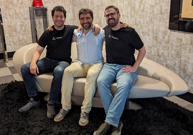 Javi López y Emilio Nicolás flanquean a Joaquín Cuenca, CEO de Freepik, en una imagen tomada tras firmar la adquisición.