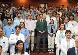 Juanma Moreno pide un pacto de Estado para crear más plazas MIR y acabar con el déficit de médicos
