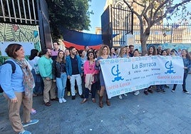 Familias y profesores del CEIP García Lorca, esta mañana a las puertas del centro