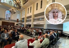 Salida de la Esperanza desde su salón de tronos el Jueves Santo de 2024.