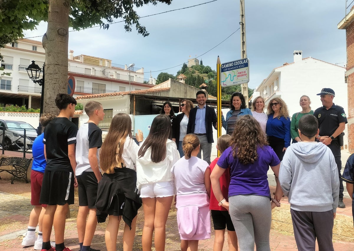 Imagen secundaria 1 - Presentación del proyecto en Monda; estreno del camino y uno de los nuevos diseños en las calles del pueblo.