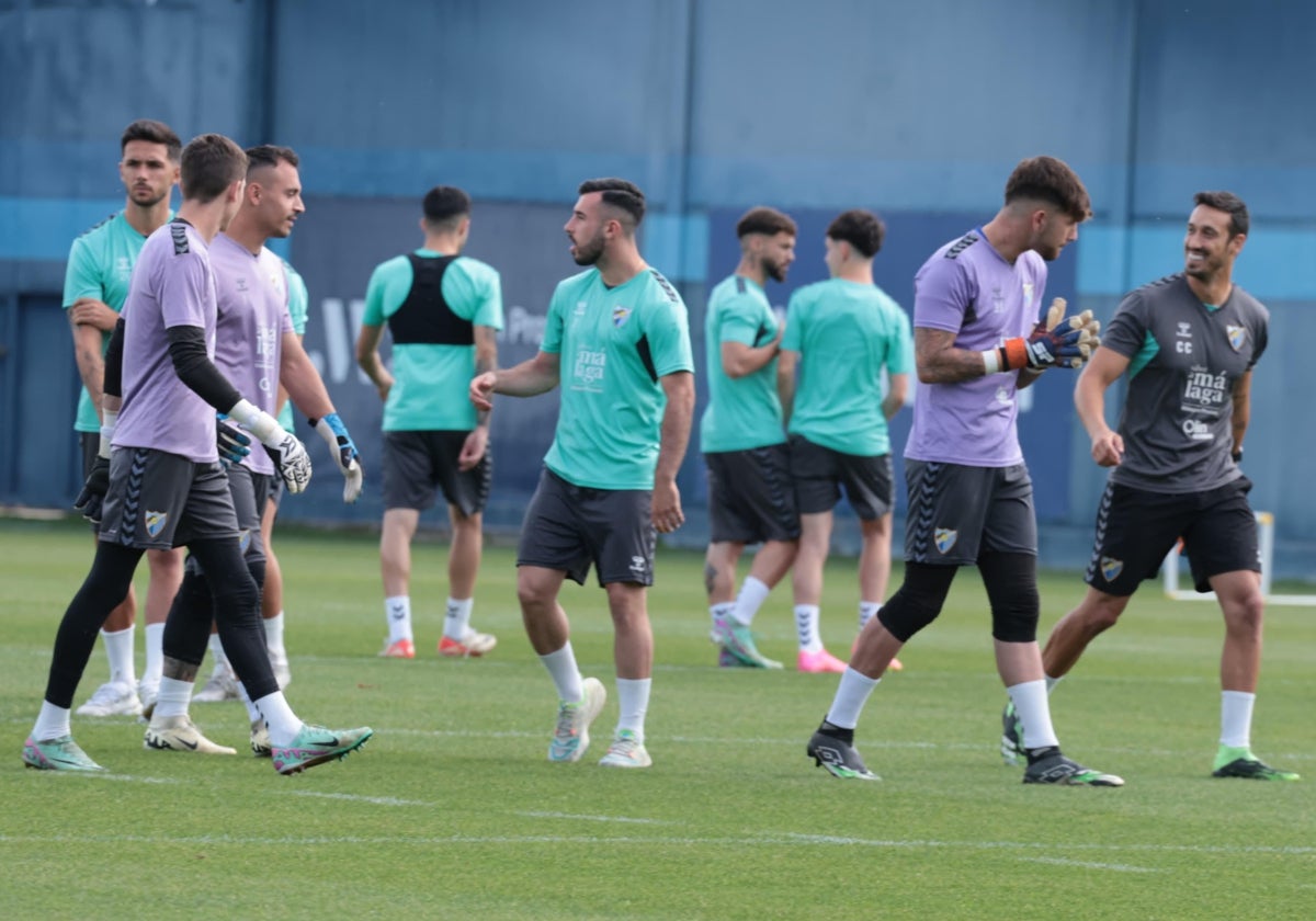 Los jugadores del Málaga, durante el entrenamiento del lunes.