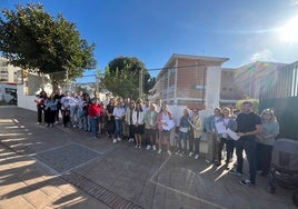 Progenitores, docentes y ediles del Ayuntamiento nerjeño, este martes a las puertas del colegio Narixa.