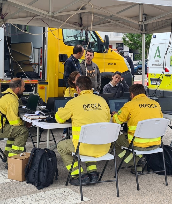 Imagen secundaria 2 - Dispositivos de emergencia participantes en el simulacro de incendio forestal.