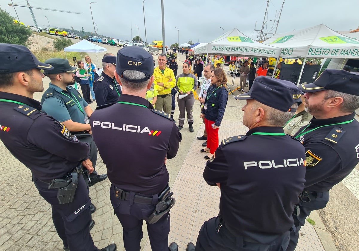 Imagen principal - Dispositivos de emergencia participantes en el simulacro de incendio forestal.