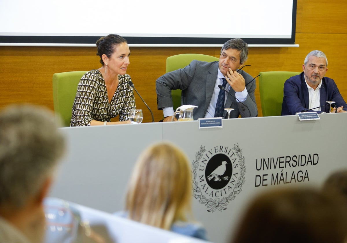 Nadia Katy Gil, presidenta de la Fundación Kareema, el rector, Teo López, y Diego Vera, director general de la FGUMA.