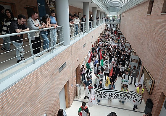 Los manifestantes, en Ciencias de la Educación y Turismo.