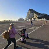 Una mujer cruza la pista del aeropuerto de Gibraltar.