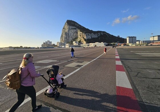 Una mujer cruza la pista del aeropuerto de Gibraltar.