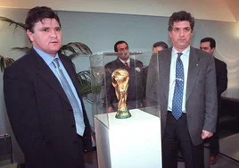 Foto de archivo: Ángel María Villar (d) y el exseleccionador José Antonio Camacho posan junto a la Copa del Mundo en febrero de 2002.