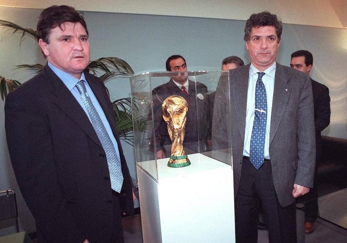 Foto de archivo: Ángel María Villar (d) y el exseleccionador José Antonio Camacho posan junto a la Copa del Mundo en febrero de 2002.