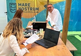 Romero habla con el personal encargado de las entrevistas.