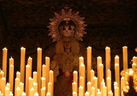 La Virgen de la Esperanza, en su trono procesional.