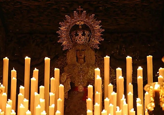 La Virgen de la Esperanza, en su trono procesional.