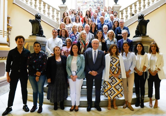 El alcalde preside la foto de familia con los patrocinadores y colaboradores que se suman a La Noche en Blanco.