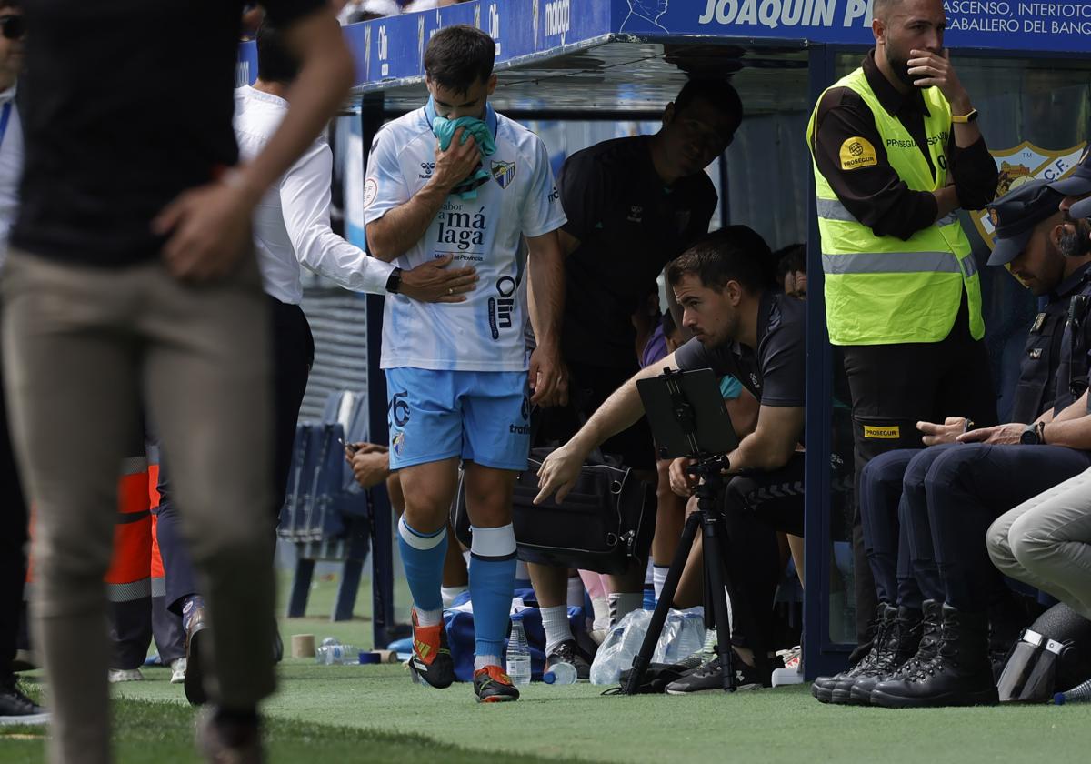 Ramón se retira del terreno de juego cabizbajo tras lesionarse en el partido contra el Mérida.