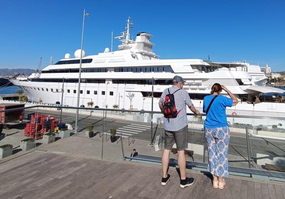 Turistas observan los megayates amarrados desde la parte alta de Muelle Uno.