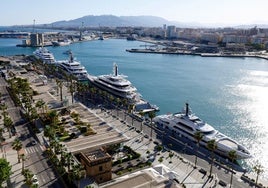 Megayates alineados en el muelle uno del puerto de Málaga.