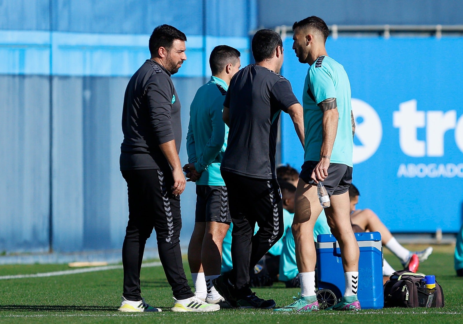 Josemi conversa con Dioni en un entrenamiento del Málaga.