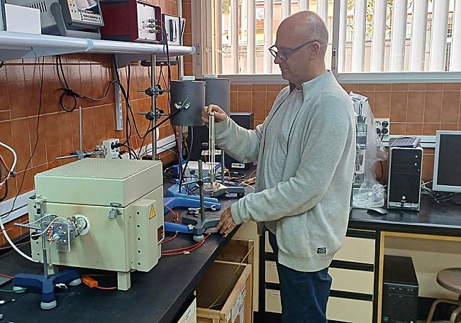 David Marrero, trabajando en un laboratorio de la Facultad de Ciencias.