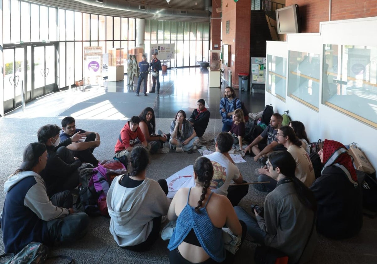 Los estudiantes, en asamblea, en la mañana de ayer jueves.