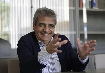 Francisco Tinahones, en la entrevista con SUR, realizada en la Facultad de Medicina.