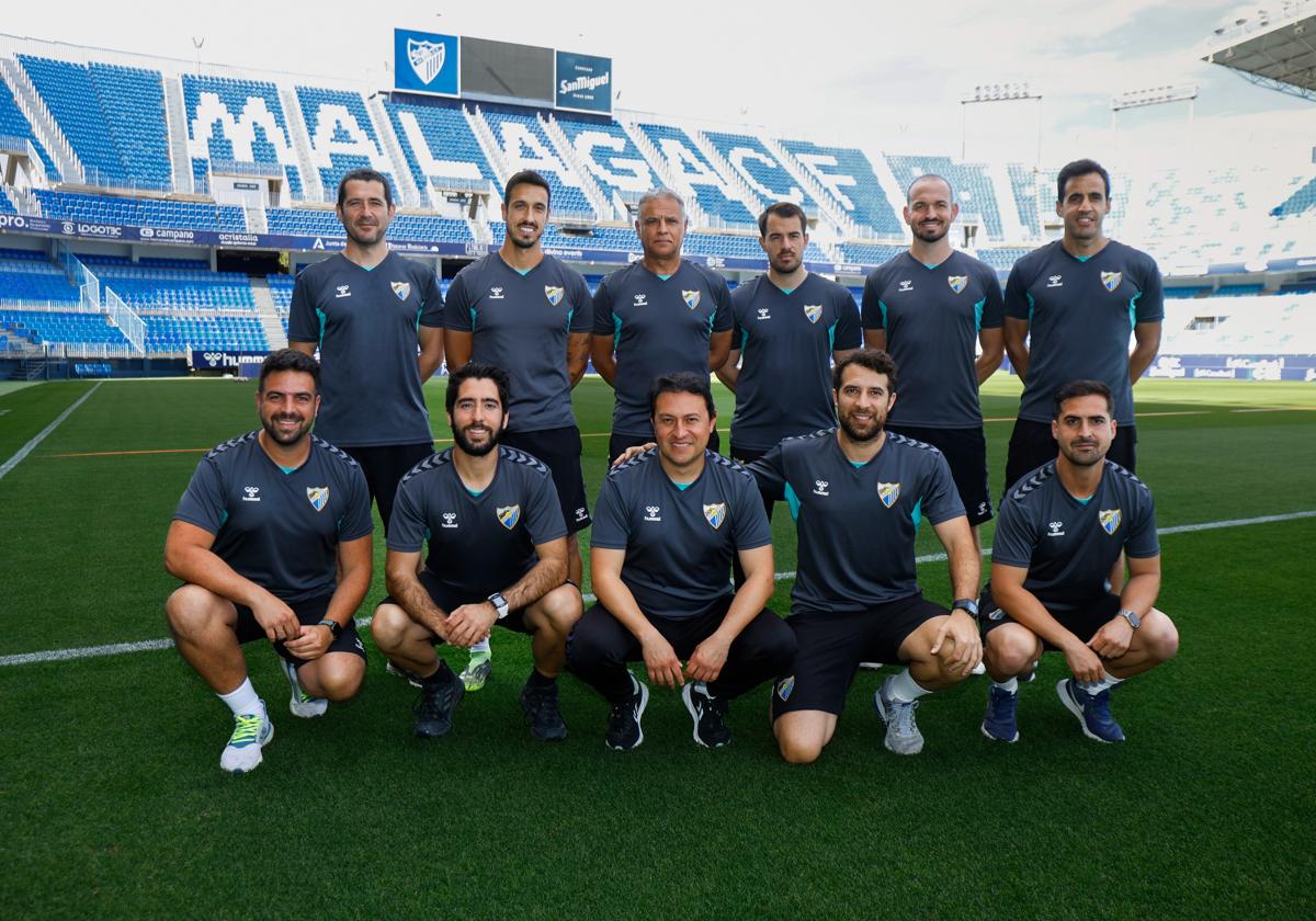 El cuerpo técnico del Málaga al completo posa para SUR antes del entrenamiento en el campo principal de La Rosaleda.