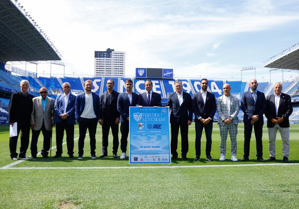 Foto de familia de la presentación oficial del partido de las Leyendas del Málaga por el 120 aniversario.