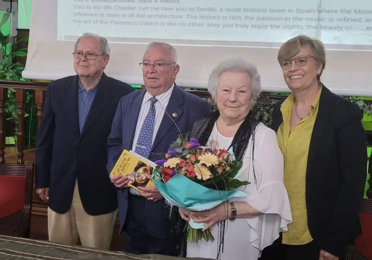 Carmelina Doncel, con un ramo de flores, en la presentación de su libro en la Peña de Vélez.