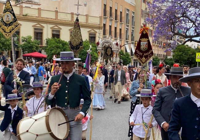 La comitiva romera, camino del santuario de la Victoria.