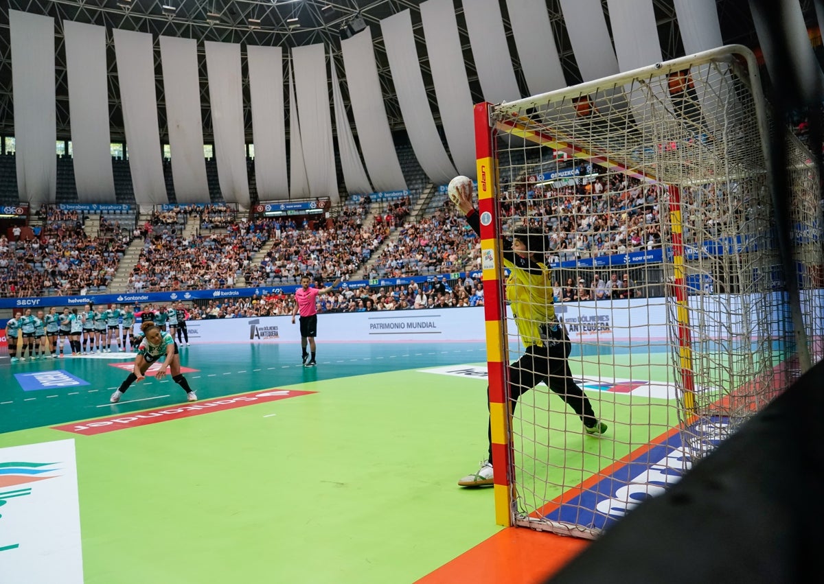 Imagen secundaria 1 - Un épico Costa del Sol logra el pase a las semifinales de la Copa de la Reina en la muerte súbita