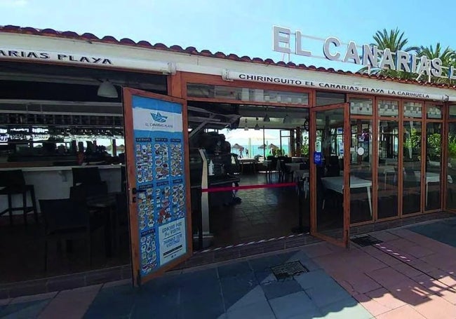 El Canarias se encuentra junto a la plaza del Remo, en la Carihuela.