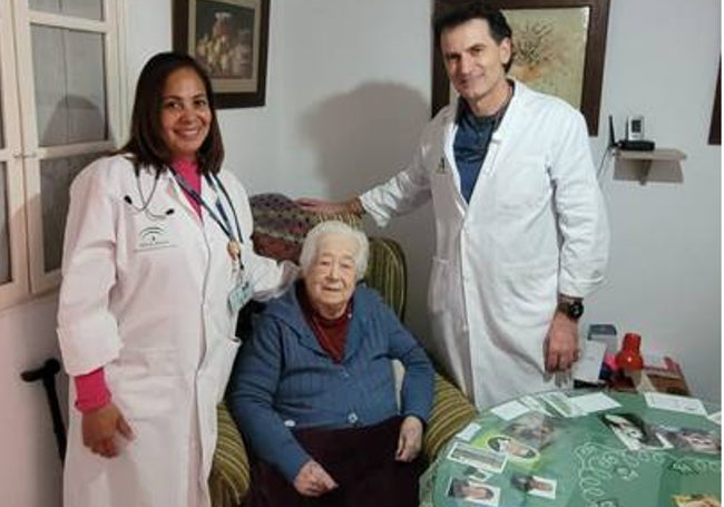 La doctora Nérsida Fernández y el enfermero Antonio Fernández visitan en casa a Elisa Ortega en Cañete la Real.