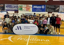 Foto de conjunto de técnicos y alumnos en el taller de iniciación al balomnano en Frigiliana.