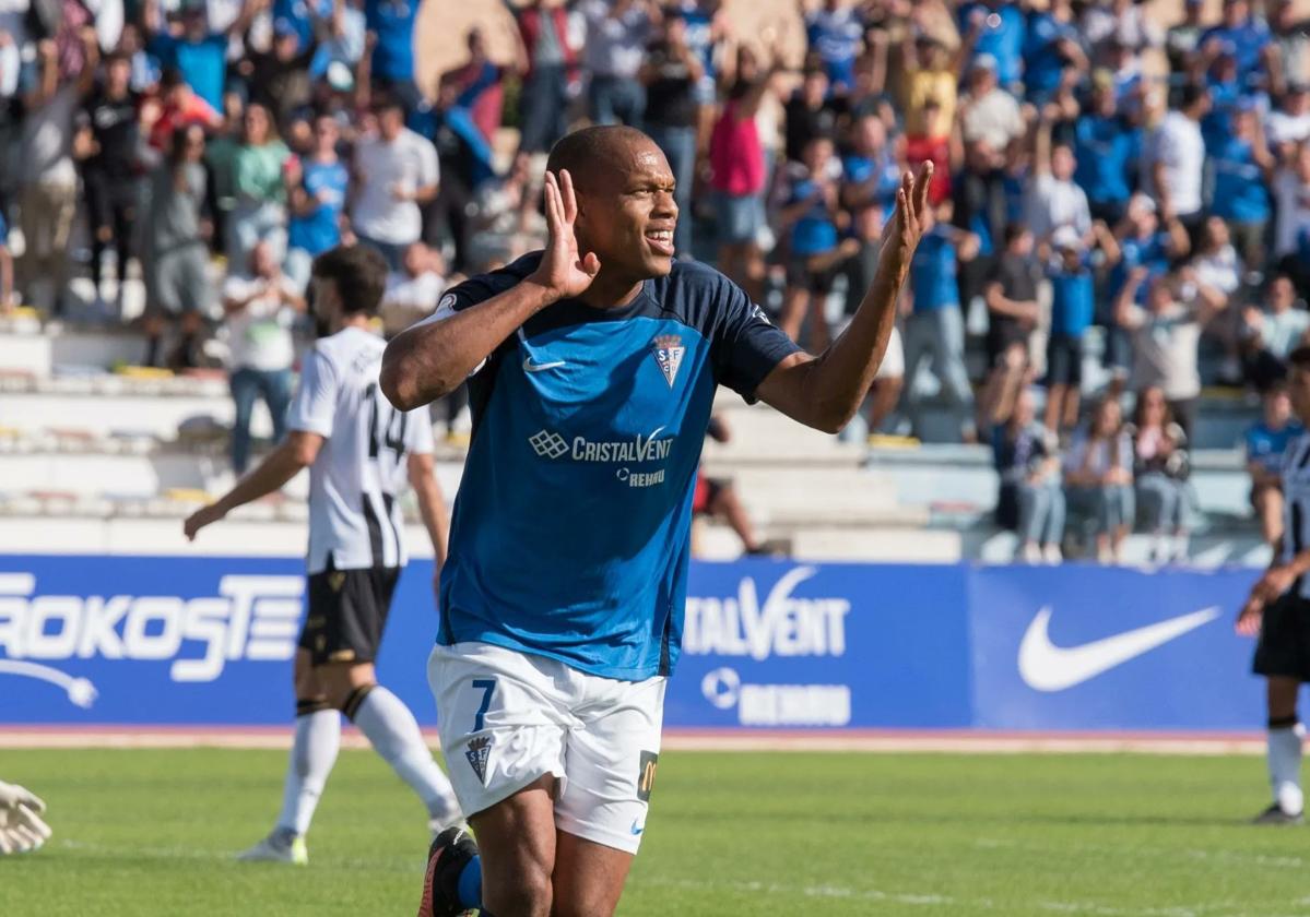 Jonathan Biabiany celebra uno de sus cuatro goles que lleva esta temporada.