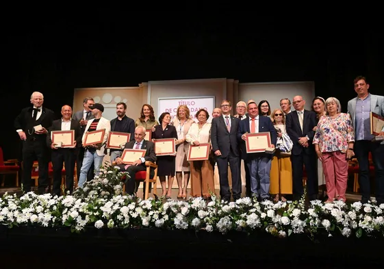 Los 16 Ciudadanos Honorarios de Marbella, ayer, en el Teatro Ciudad de Marbella.
