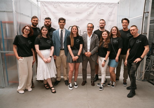 Miembros del equipo de S.Lab, junto al delegado de Desarrollo Educativo y el alcalde de Coín.