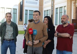 En la imagen, Antonio Maíllo, acompañado por Toni Valero y Toni Morillas, entre otros, en una reciente visita a Málaga.