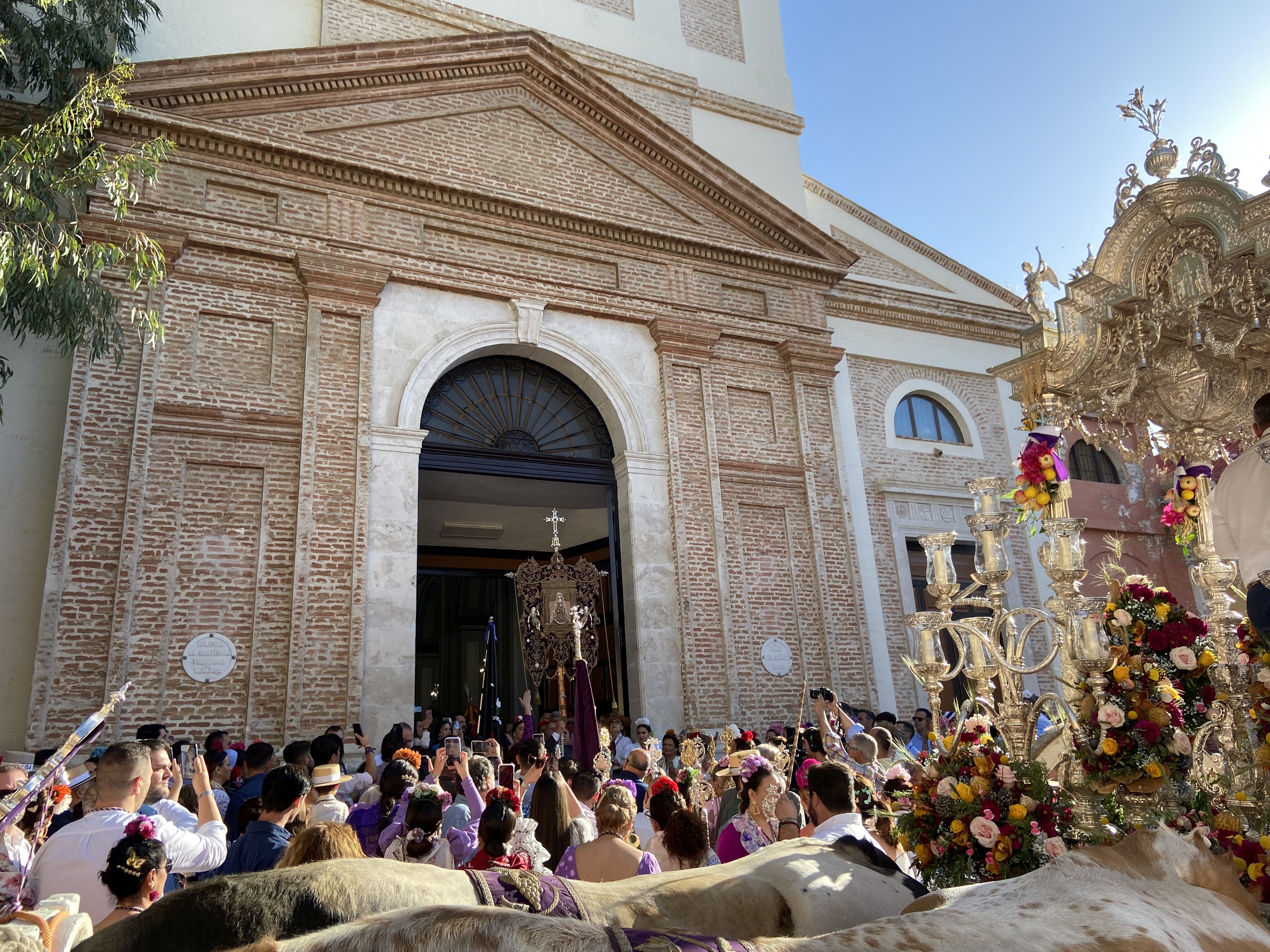 La salida de la Real Hermandad de Málaga hacia El Rocío, en imágenes