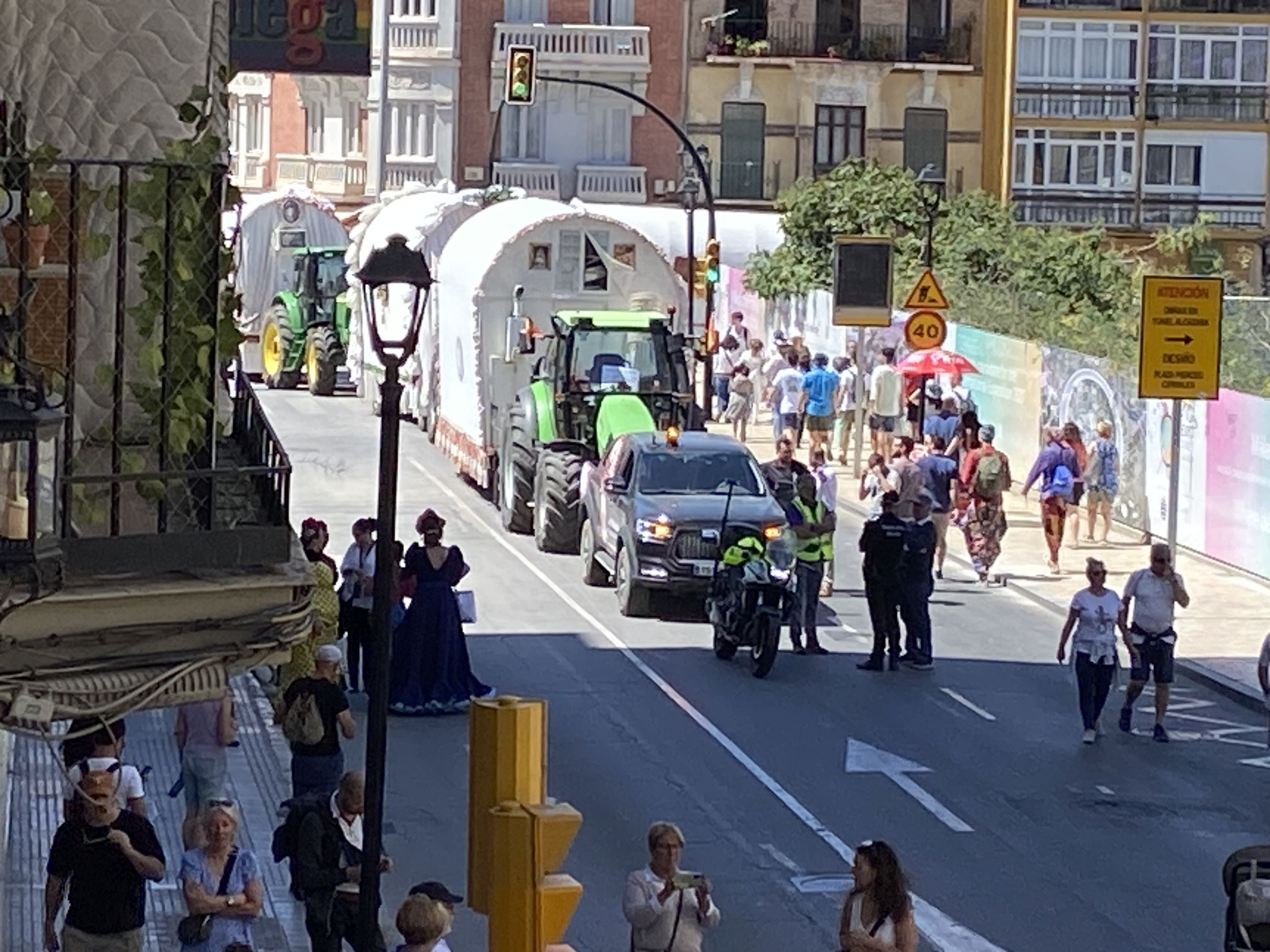 La salida de la Real Hermandad de Málaga hacia El Rocío, en imágenes