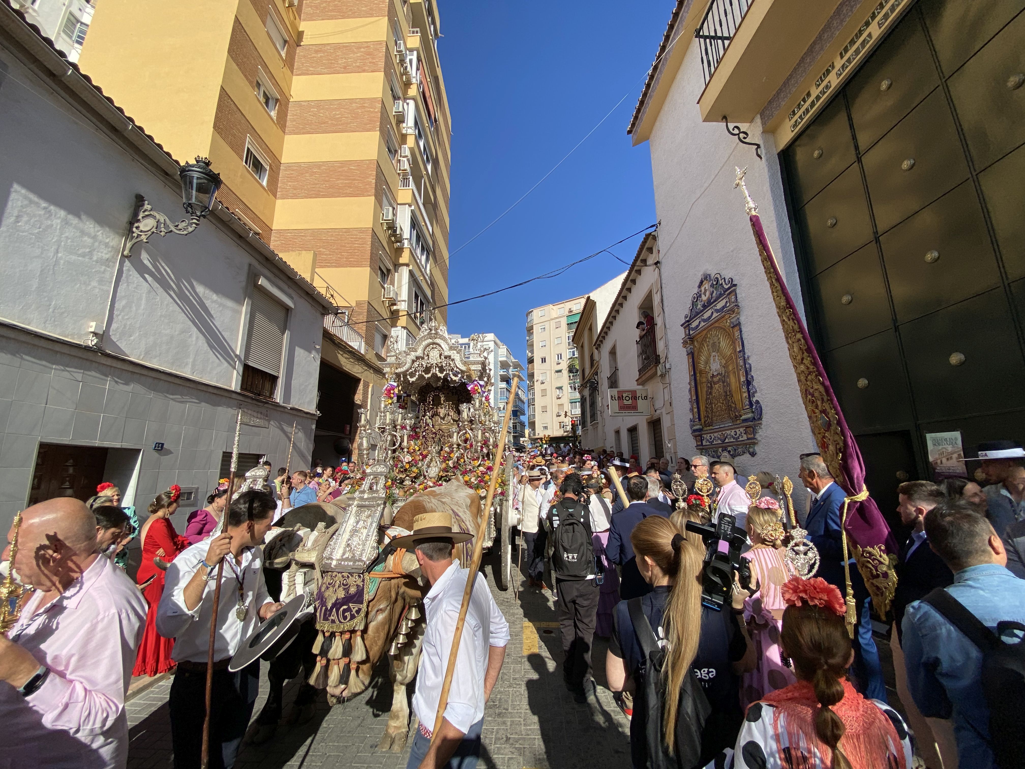 La salida de la Real Hermandad de Málaga hacia El Rocío, en imágenes