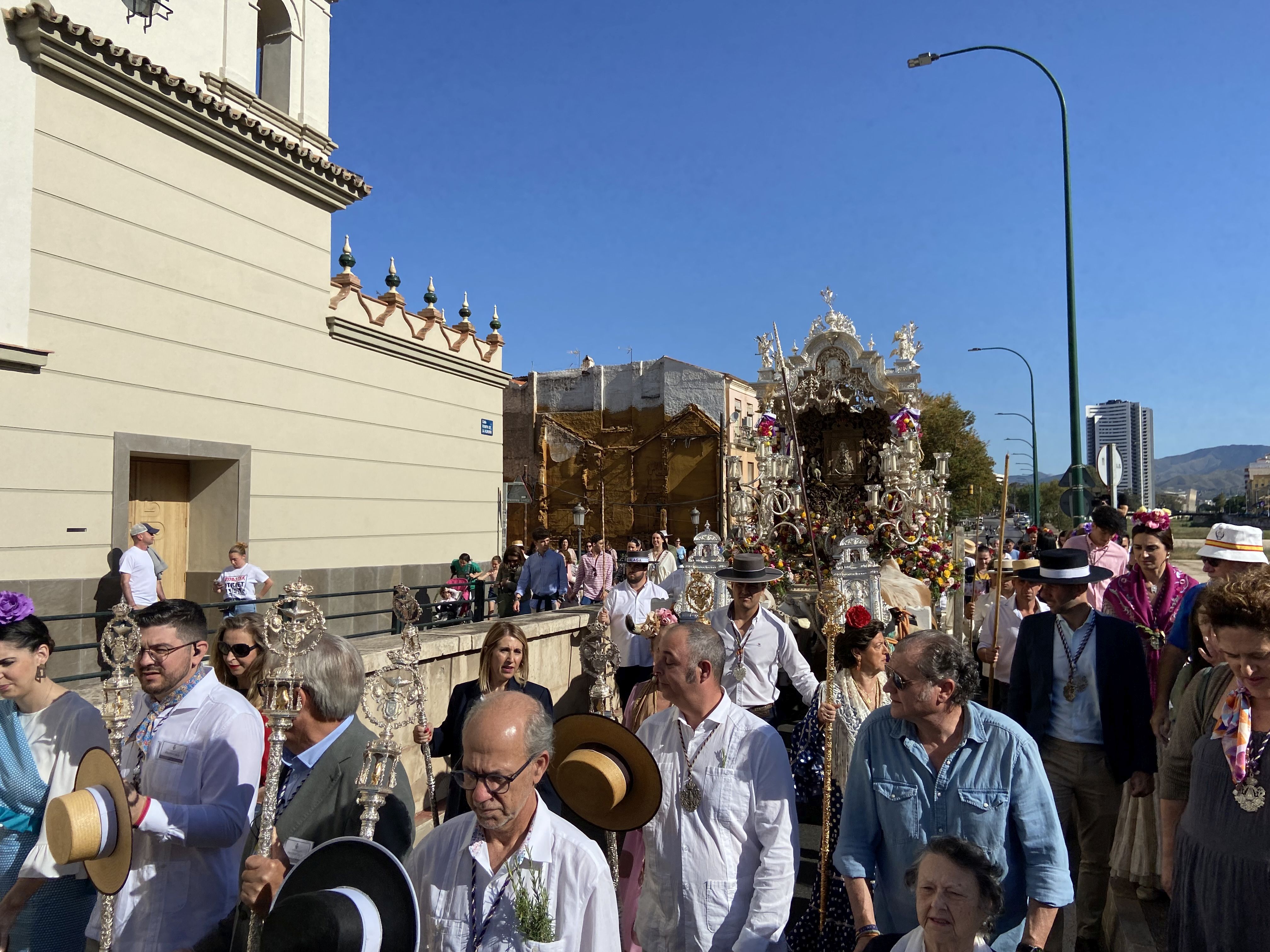 La salida de la Real Hermandad de Málaga hacia El Rocío, en imágenes