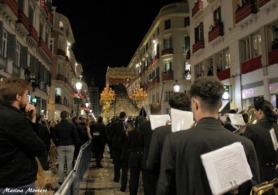 Músicos tras el trono de la Esperanza, en una imagen de la propia banda.