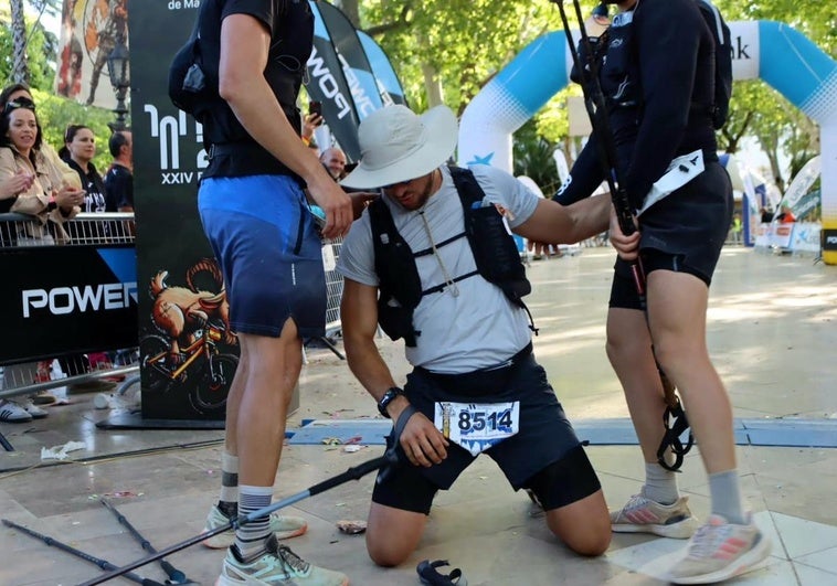 Uno de los marchadores, que se tiró al suelo al alcanzar la Alameda.