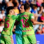 Antoñito y Genaro se abrazan a Alfonso Herrero tras el gol del empate.