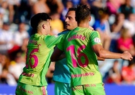 Antoñito y Genaro se abrazan a Alfonso Herrero tras el gol del empate.