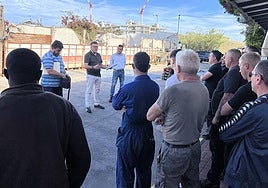 El concejal del grupo socialista, Jorge Quero, con los trabajadores que pueden perder su empleo.